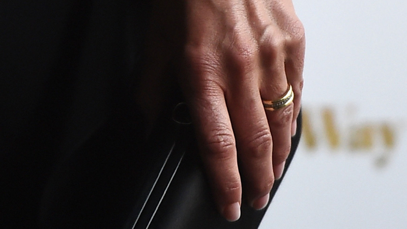 Illustration for article titled Drop Everything and Marvel at Jennifer Aniston's Stunning Wedding Ring